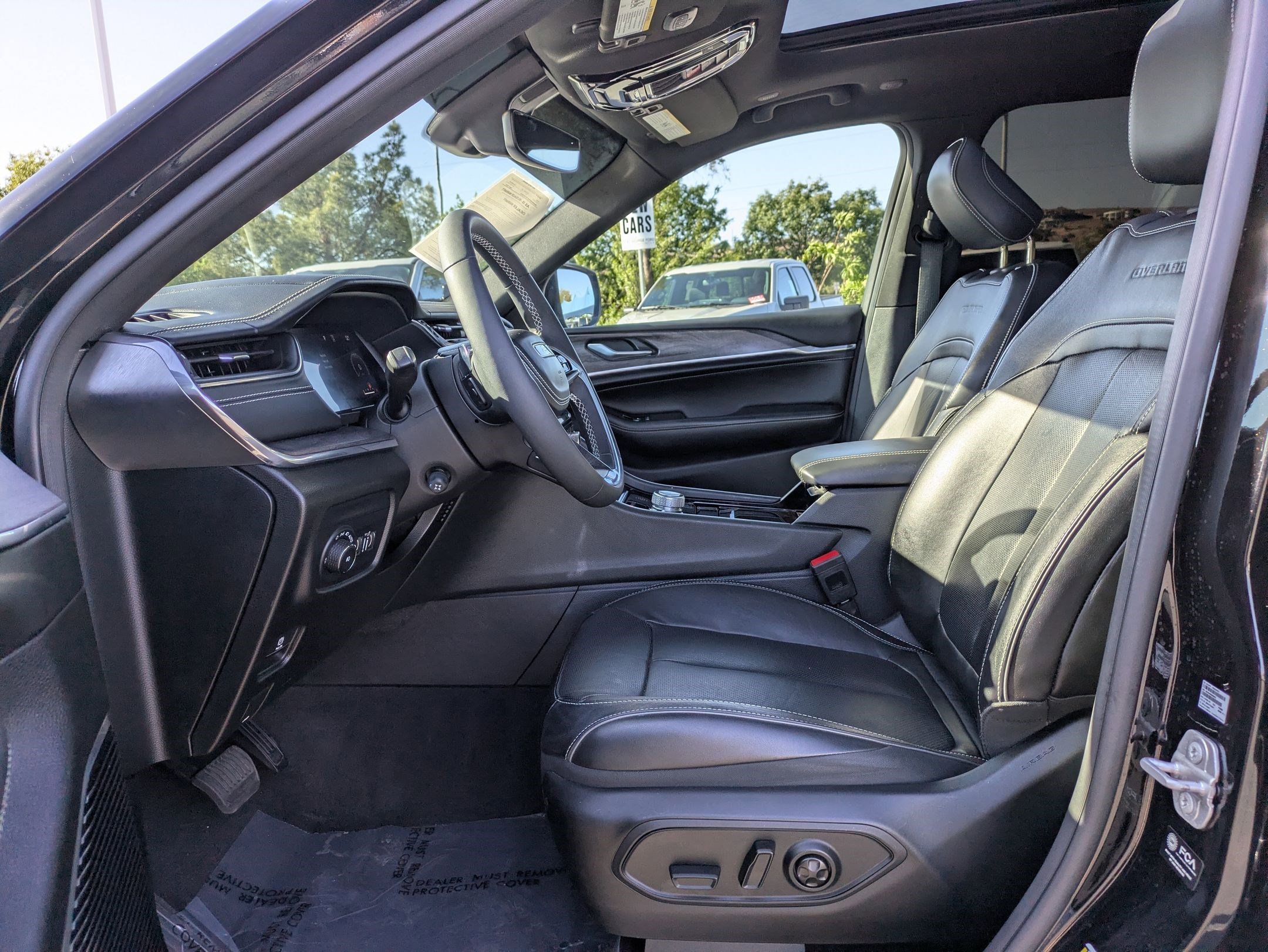 Used 2023 Diamond Black Crystal Pearlcoat Jeep Overland image 15