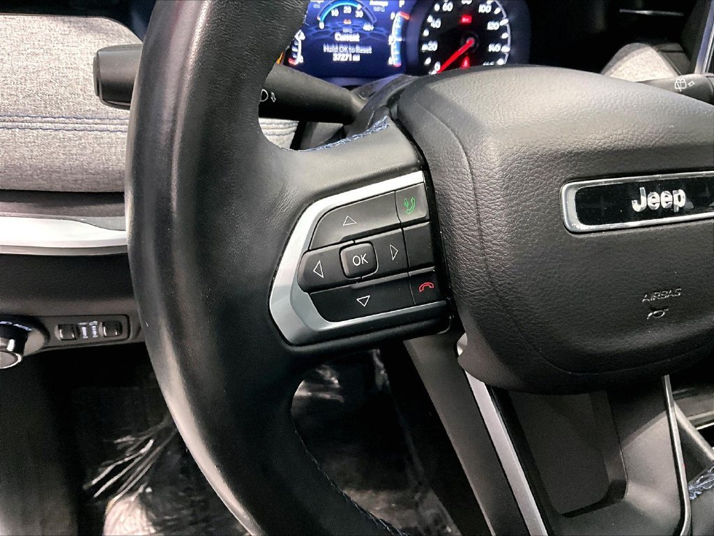 Used 2022 Silver Jeep Latitude image 18