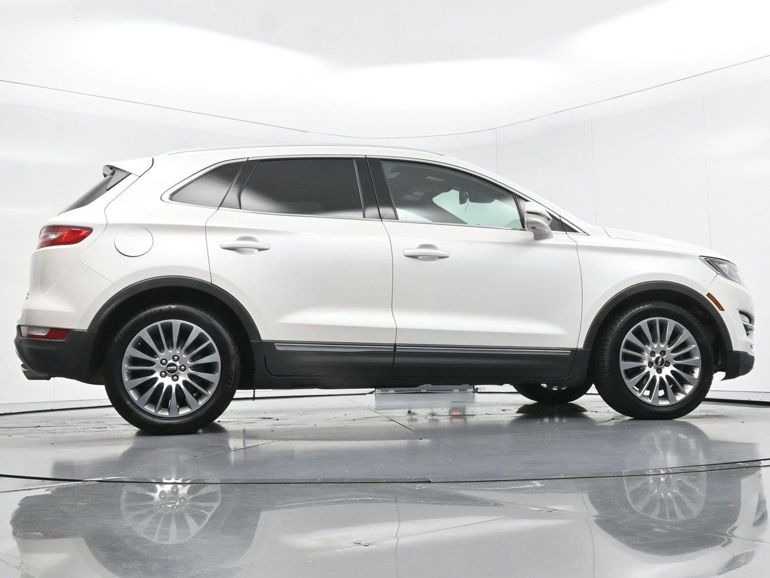 Used 2015 White Platinum Metallic Tri-Coat Lincoln FWD 4dr image 46