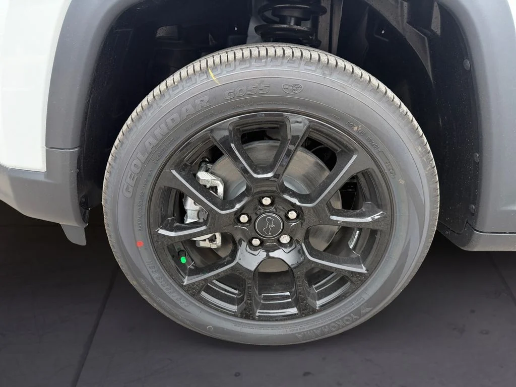 New 2026 White Jeep Latitude image 9