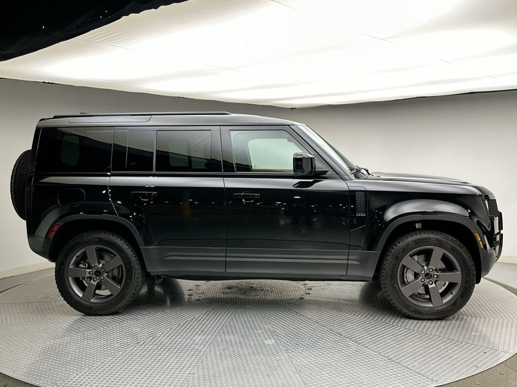 New 2026 Santorini Black Metallic Land Rover S image 4