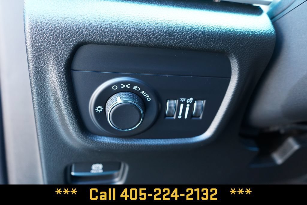 Used 2023  Jeep Laredo image 32