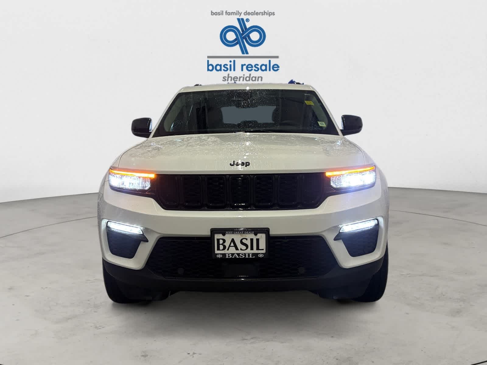Used 2023 Bright White Jeep Limited image 3