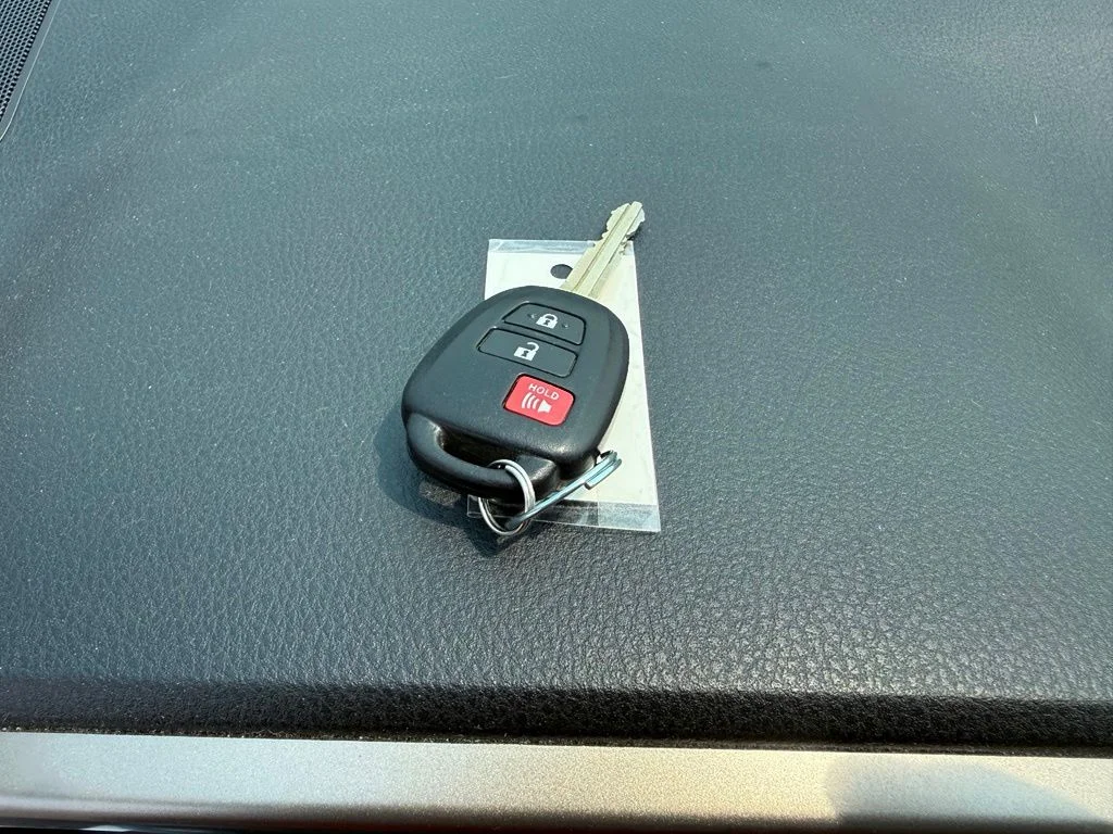 Used 2014 White Toyota XLE image 35
