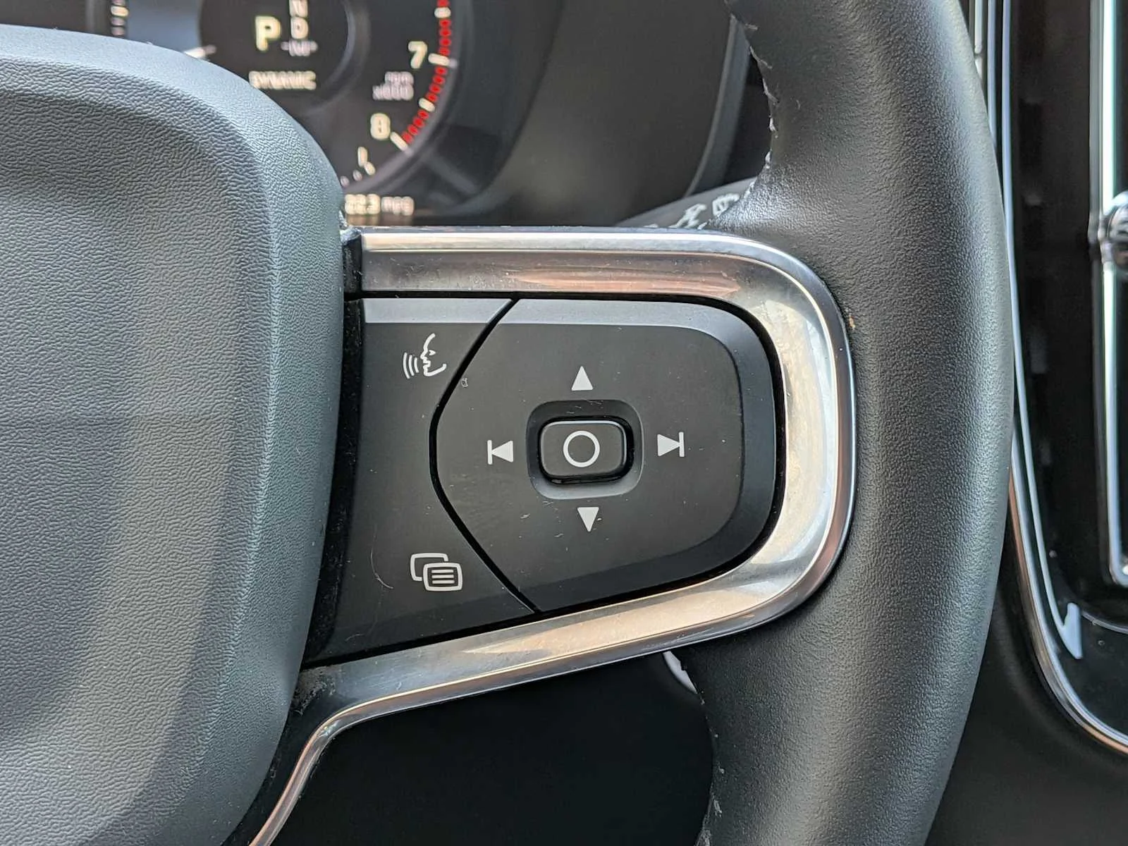 Used 2020 White Volvo Momentum image 17