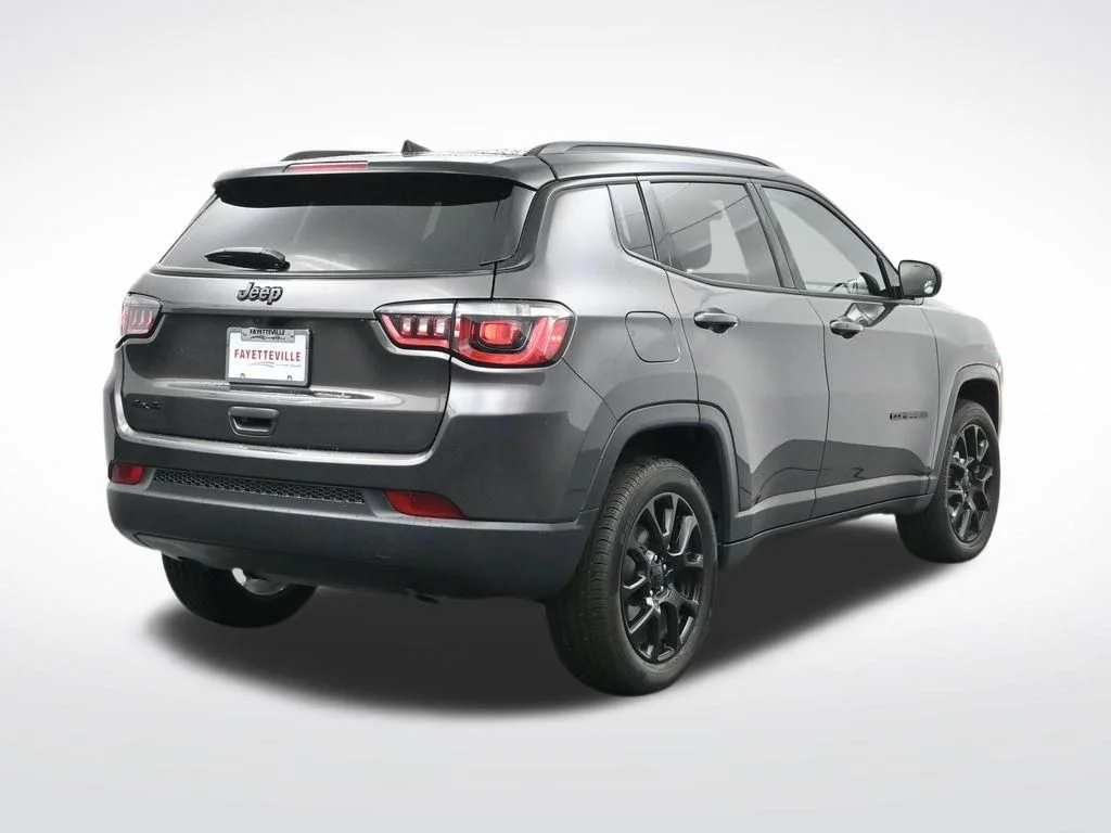 Used 2024  Jeep Latitude image 5