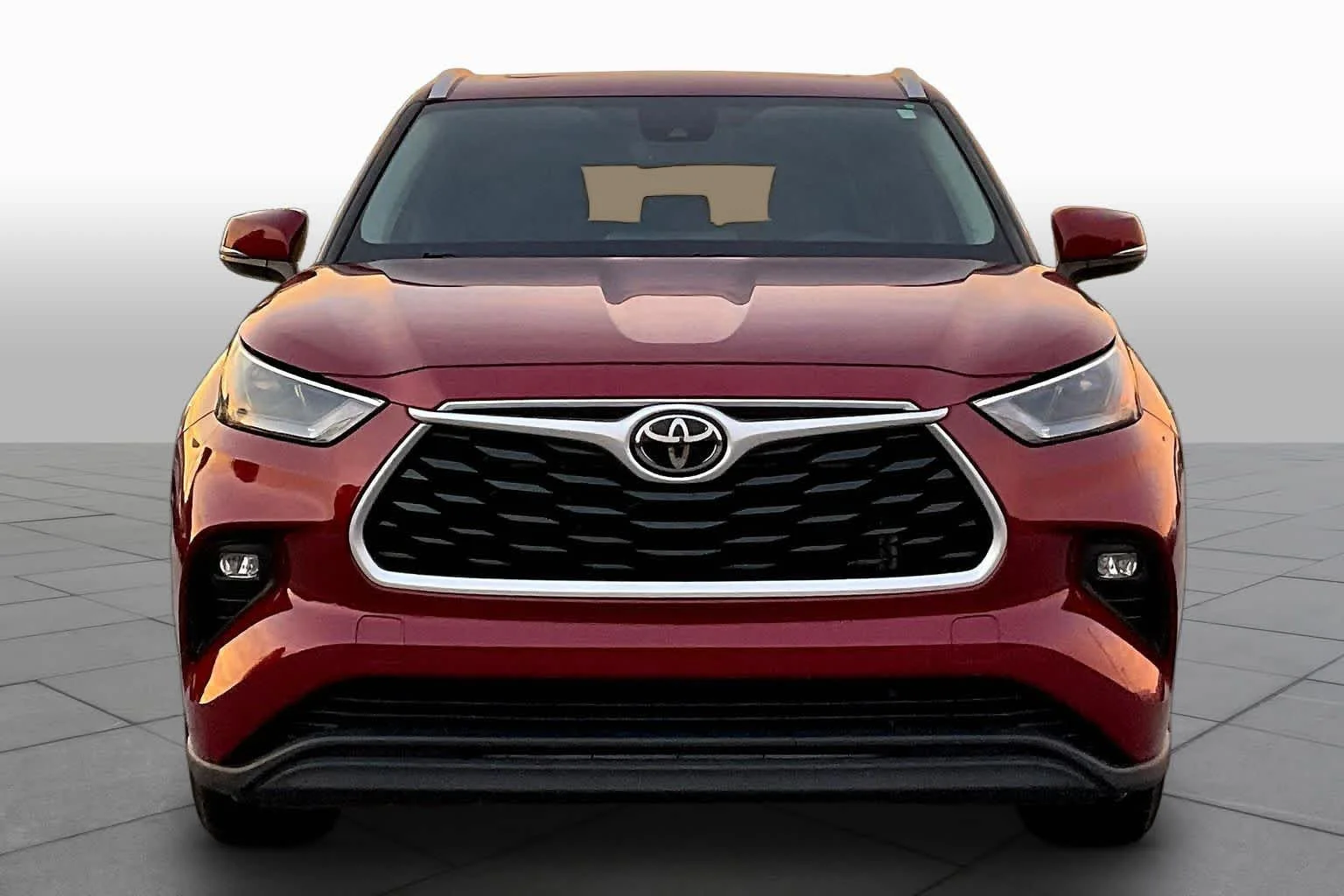Used 2022 Ruby Flare Pearl Toyota XLE image 4