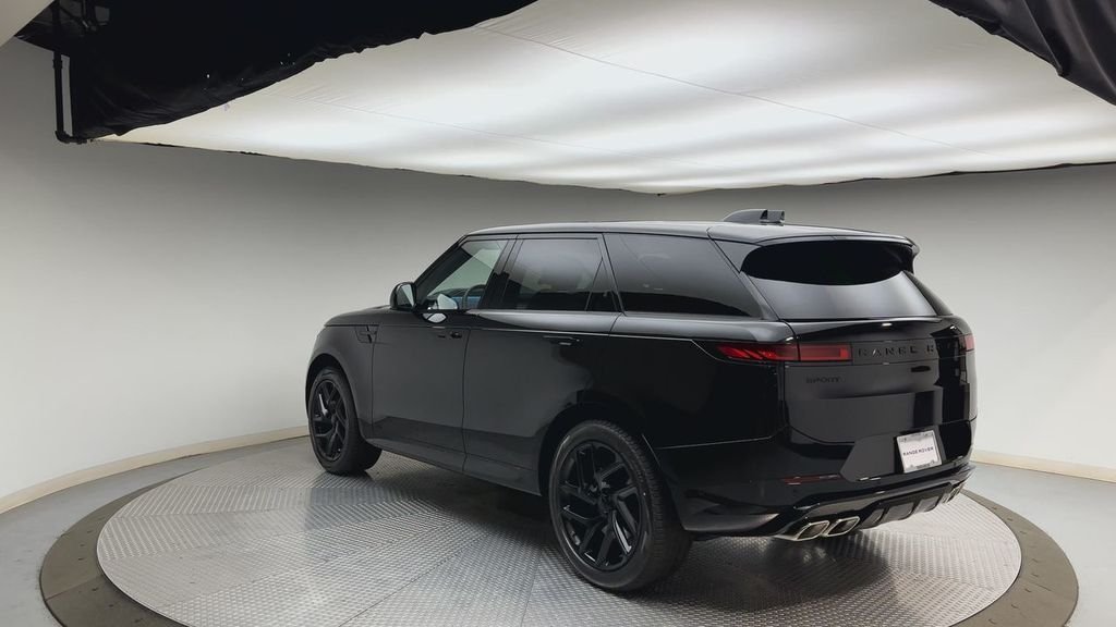 New 2026 Santorini Black LAND ROVER Dynamic SE image 4