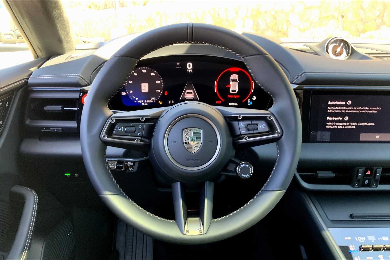 2025 Porsche Macan Turbo Electric - Photo 14