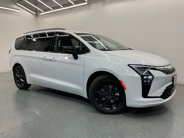 New 2027 Bright White Clear-Coat Exterior Paint Chrysler Limited image 2