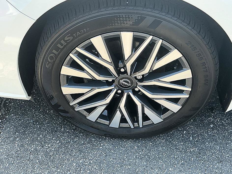Used 2024 Pearl White Tricoat Nissan 2.5 SV image 9