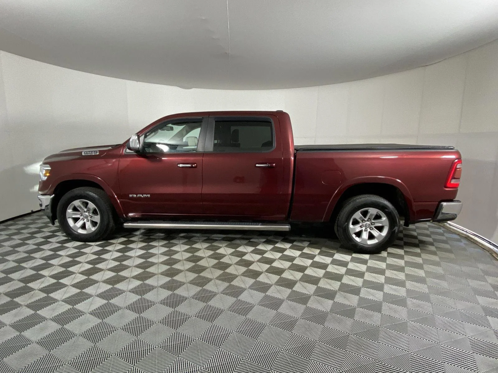 Used 2019 Delmonico Red Pearlcoat Ram Laramie image 4