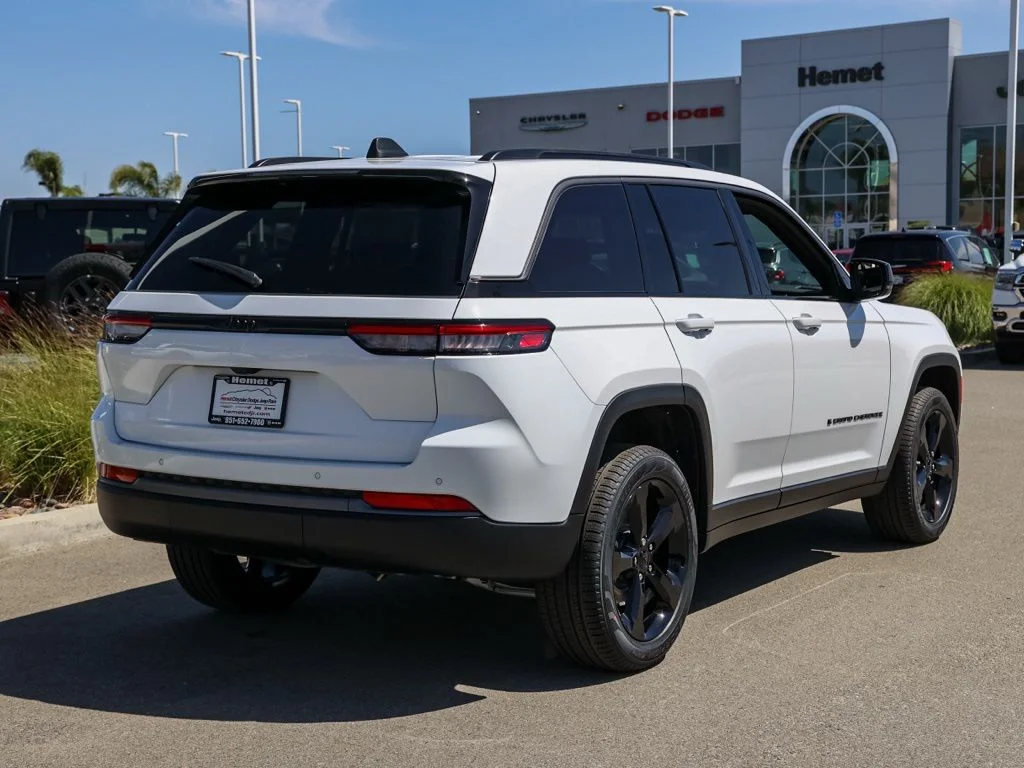New 2026 Bright White Clear-Coat Exterior Paint Jeep Limited image 3