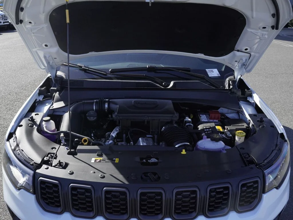 New 2026 Bright White Clear-Coat Exterior Paint Jeep Trailhawk image 31