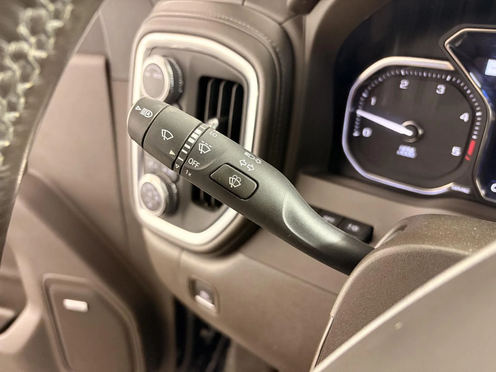 Used 2023 Onyx Black GMC Denali DRW image 33