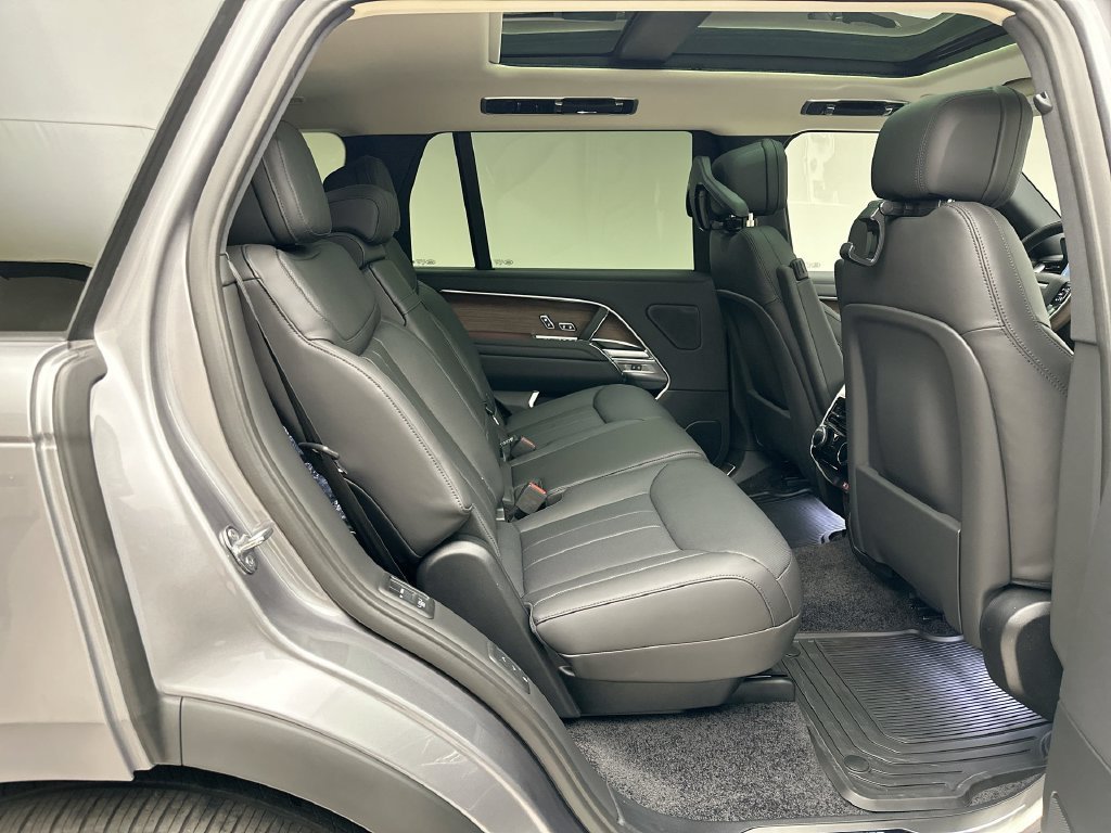 New 2027 Eiger Grey Land Rover SE image 7