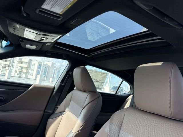 2025 Lexus ES 350 - Photo 22