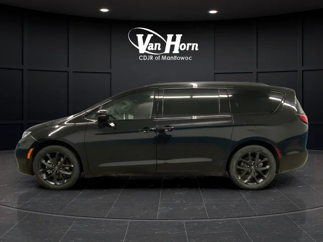 New 2026 Diamond Black Crystal Pearl-Coat Exterior Paint Chrysler Select image 12