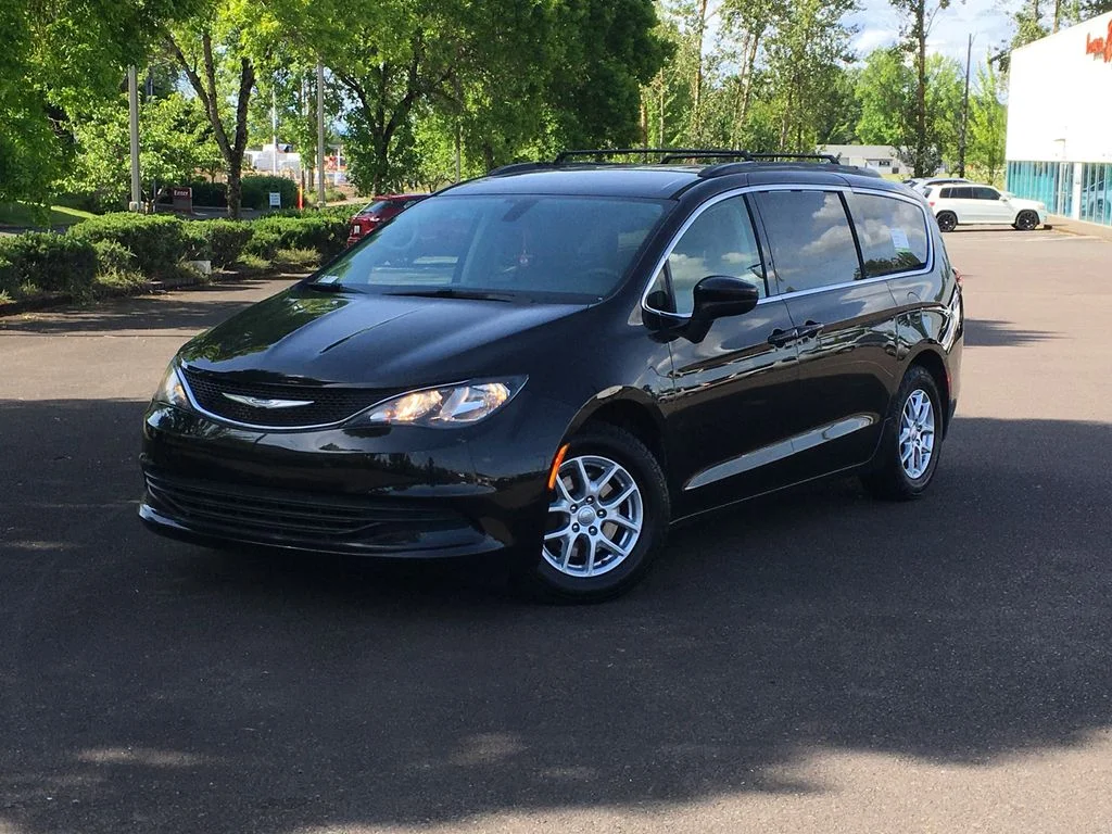 2020 Chrysler Voyager LXI's photo