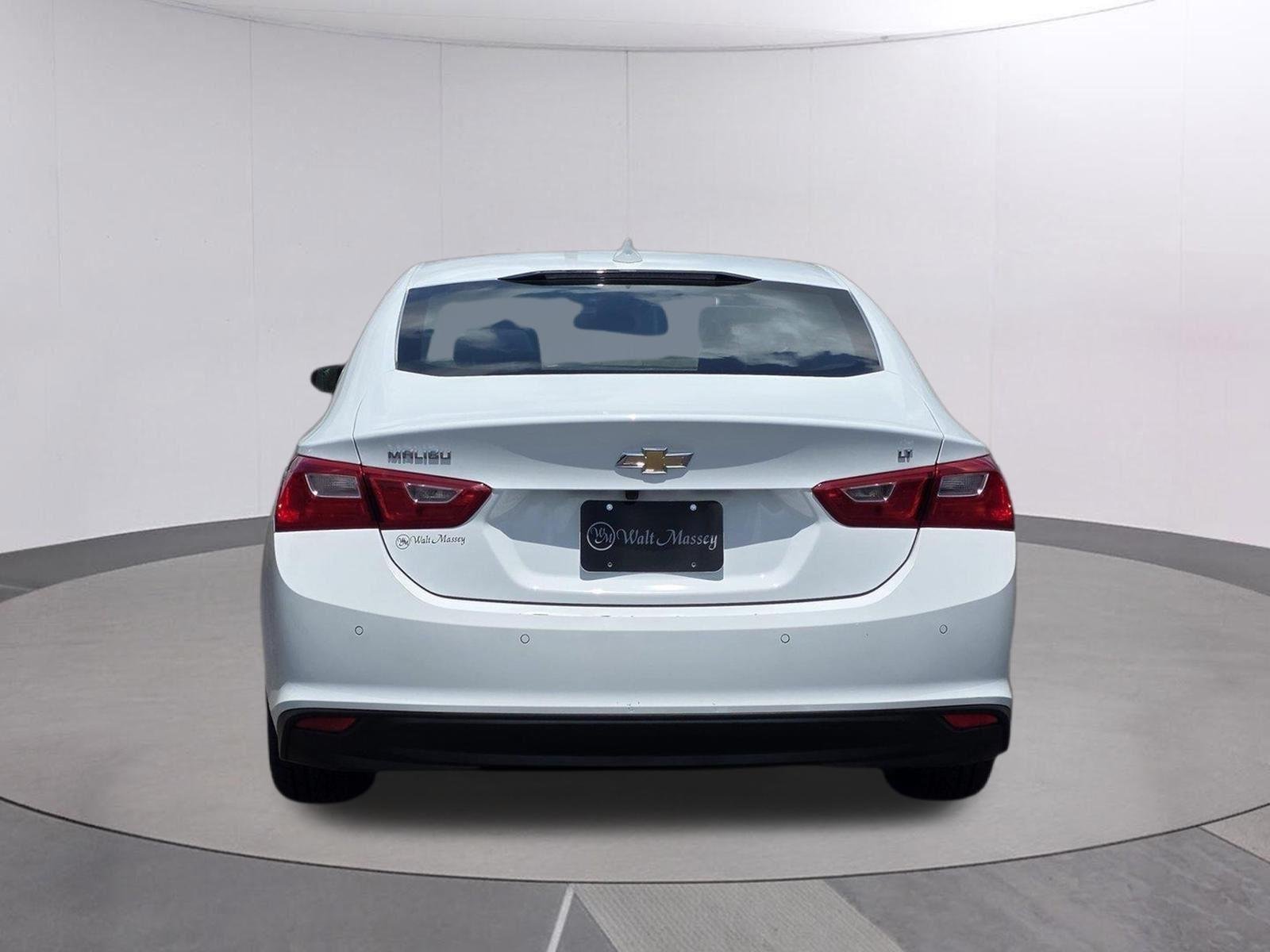 Used 2024 Summit White Chevrolet LT image 4