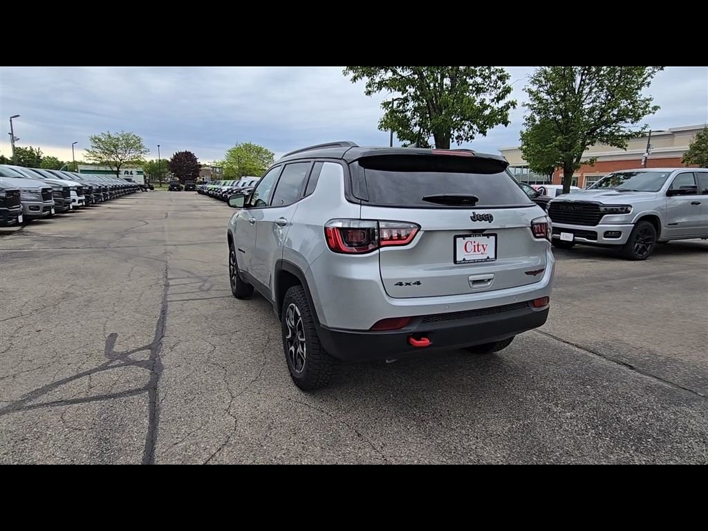 New 2026 Silver Zynith Metallic Clear-Coat Exterior Paint Jeep Trailhawk image 6