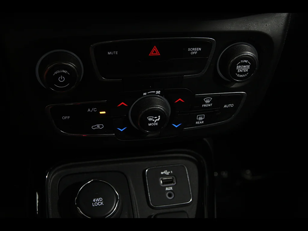 Used 2020 Diamond Black Crystal Pearl Coat Jeep Limited image 17