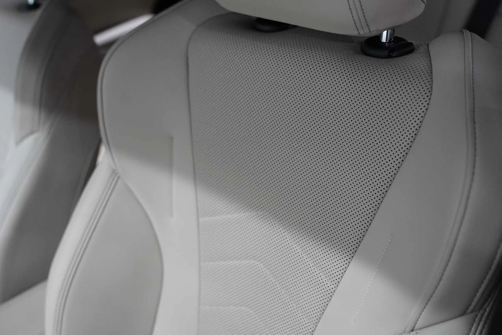 Certified Used 2025 Mineral White Metallic BMW xDrive28i image 11