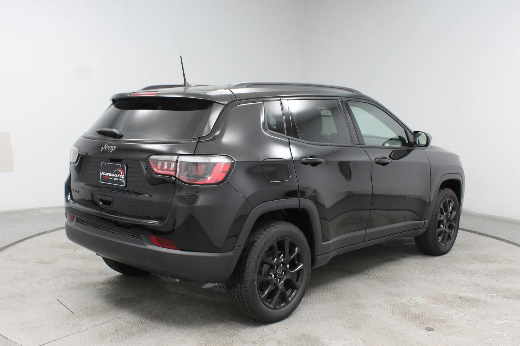 New 2026 Diamond Black Crystal Pearl-Coat Exterior Paint Jeep Latitude Altitude 4x4 image 26