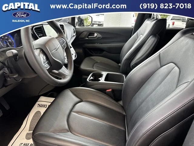 Used 2025 Black Chrysler Select image 18