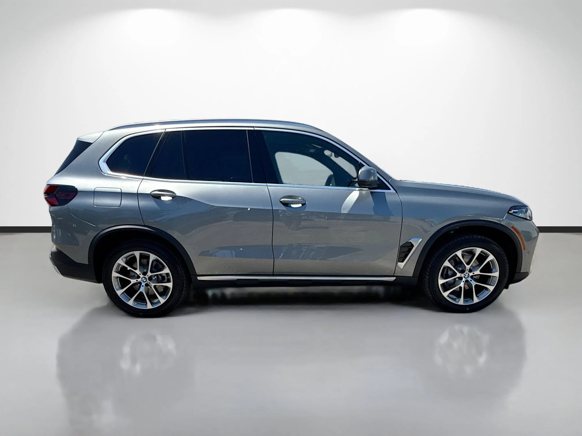 New 2026 Skyscraper Grey Metallic BMW sDrive40i image 2