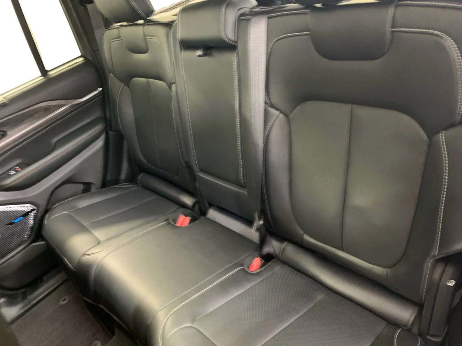 Used 2025 Diamond Black Crystal Pearl Jeep Overland image 16