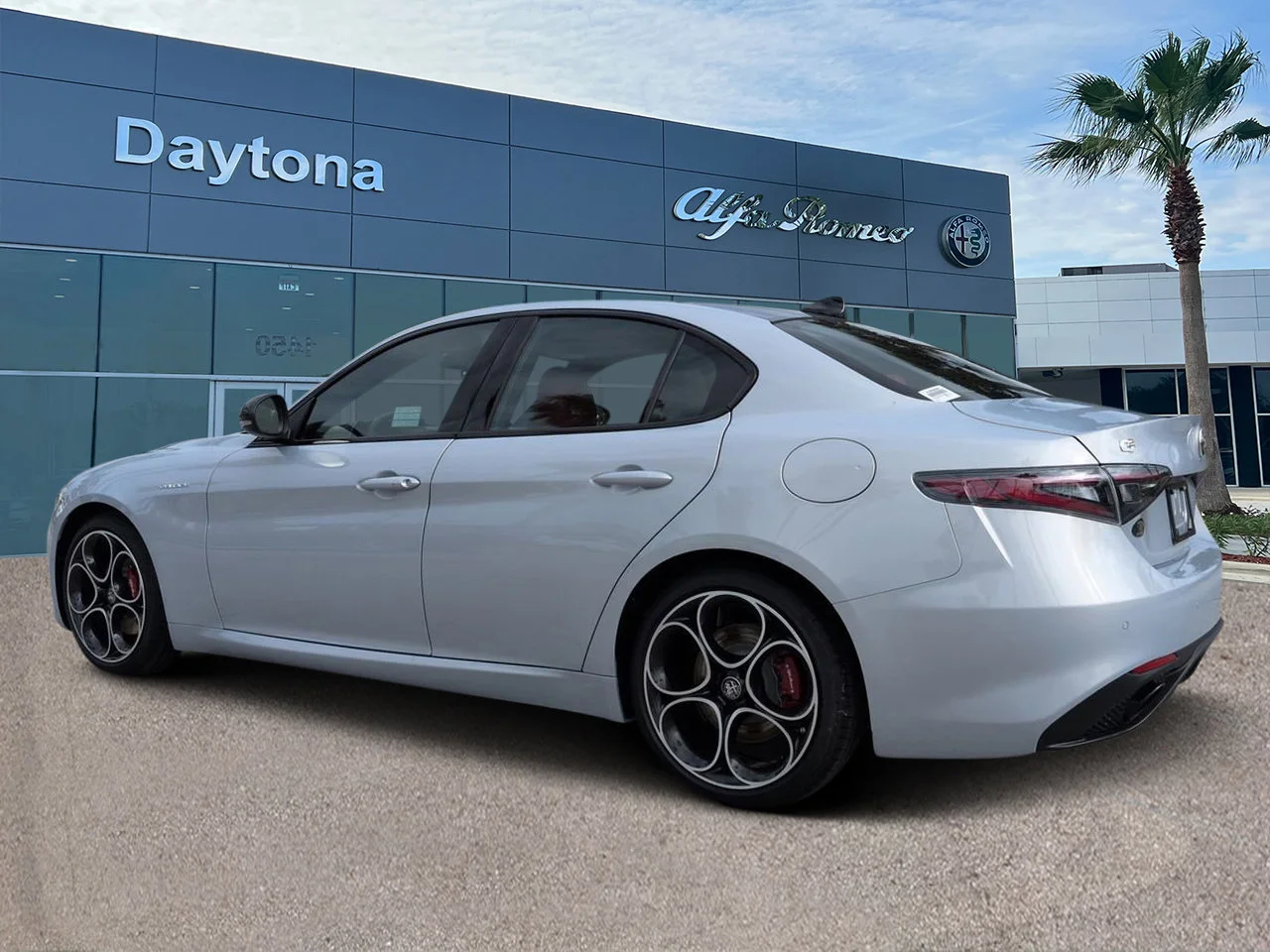 New 2026 Moonlight Gray Metallic Exterior Paint Alfa Romeo  image 5