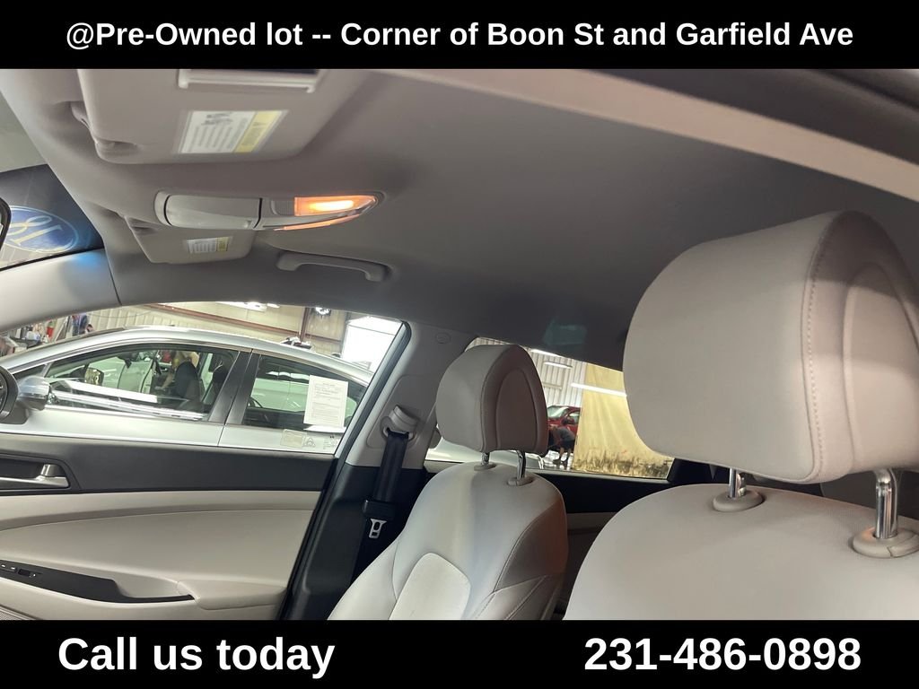 Used 2018 White Hyundai SE image 13