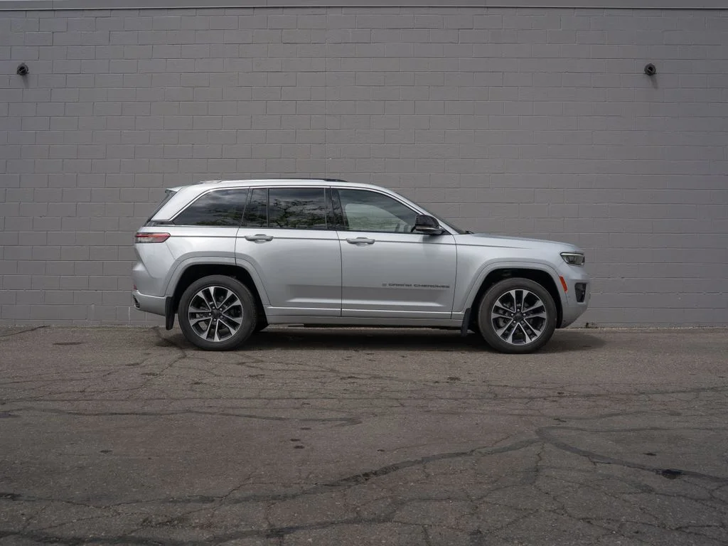 Used 2022 Silver Jeep Overland image 8