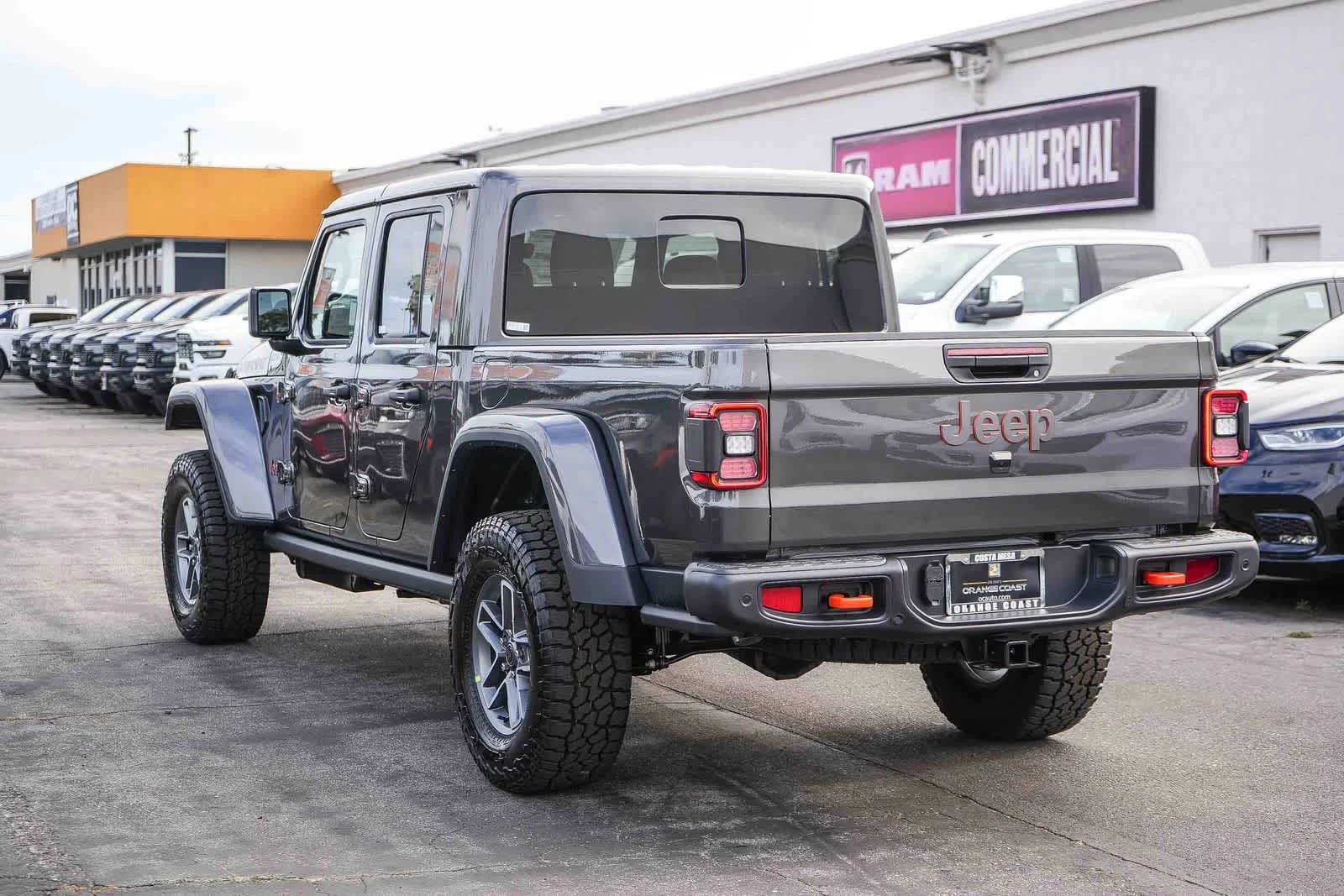New 2026 Granite Crystal Metallic Clear-Coat Exterior Paint Jeep Mojave X image 9