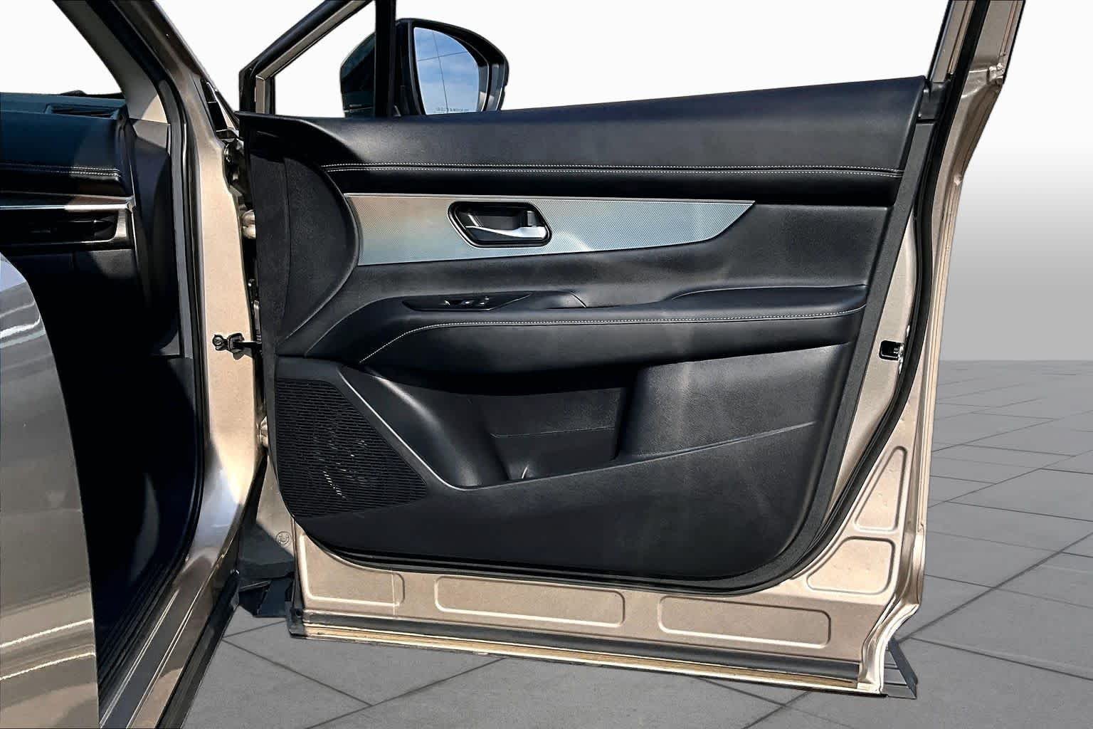 Used 2026 Champagne Silver Metallic Nissan SL image 23