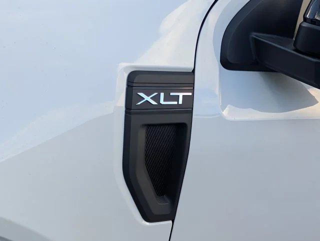 New 2025 Oxford White Ford XLT image 5