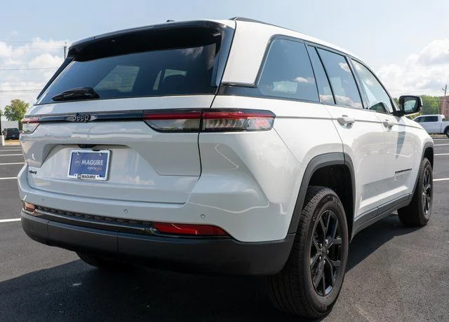 Used 2025 White Jeep Altitude X image 6