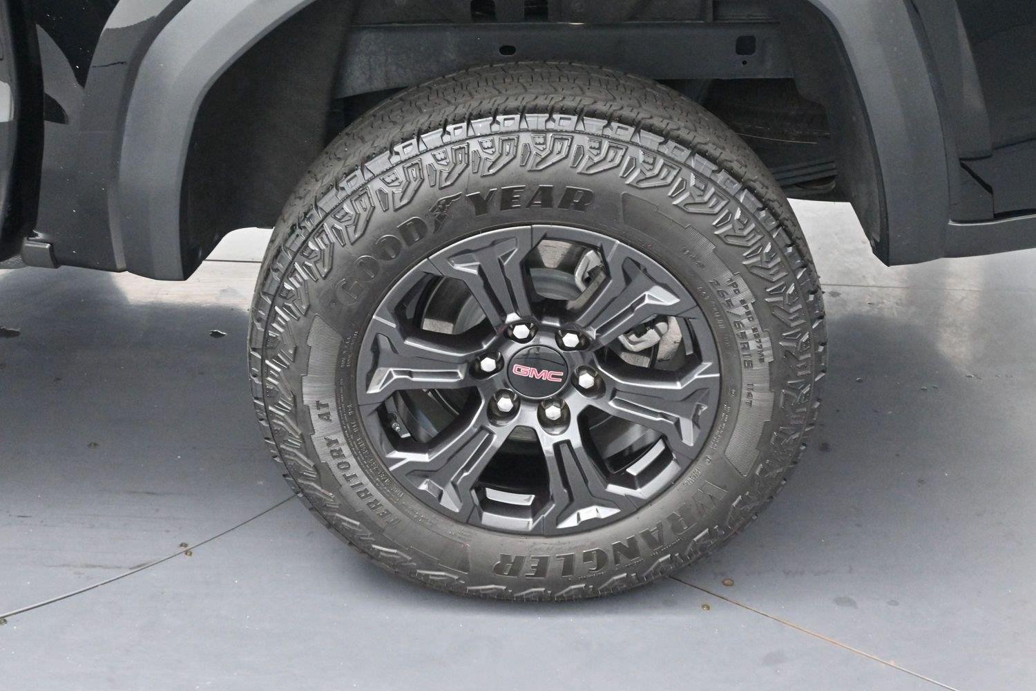 Used 2025 Onyx Black GMC Elevation image 31
