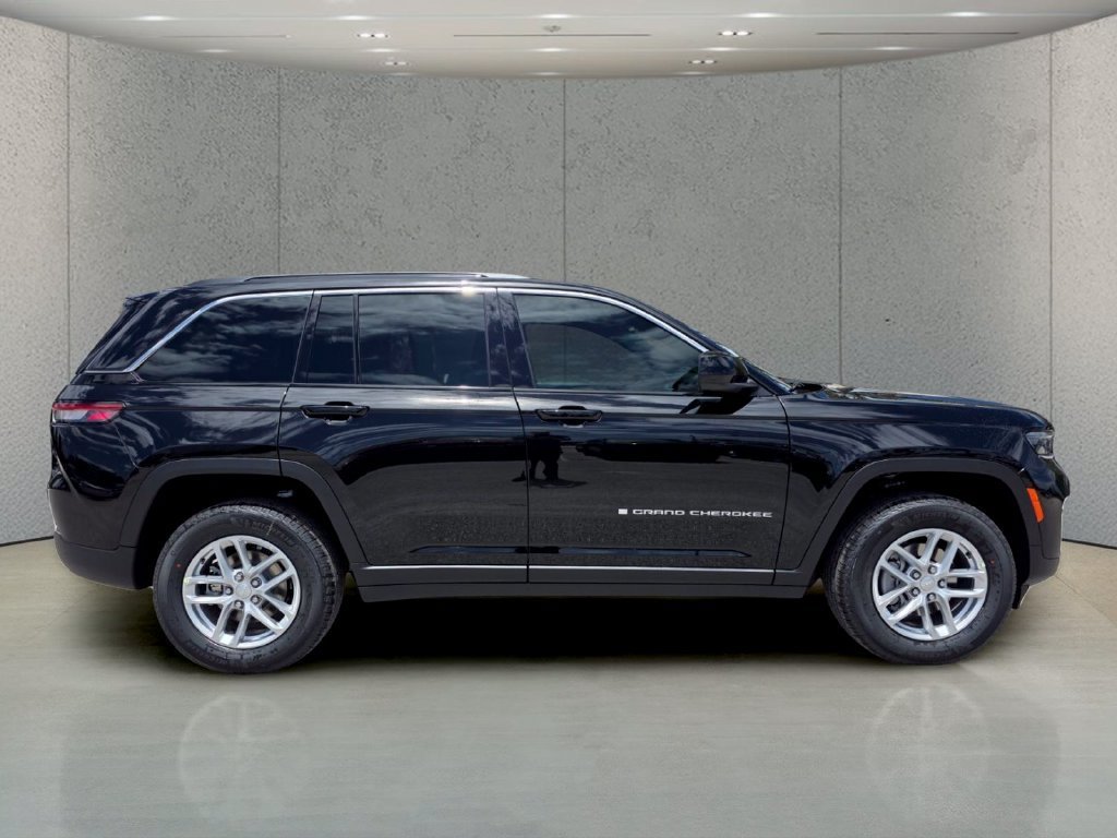 New 2026 Diamond Black Crystal Pearl-Coat Exterior Paint Jeep Laredo X image 3
