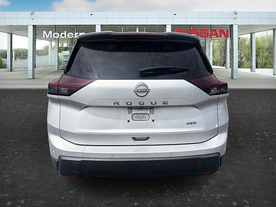 Certified Used 2025 Brilliant Silver Metallic Nissan SV image 4
