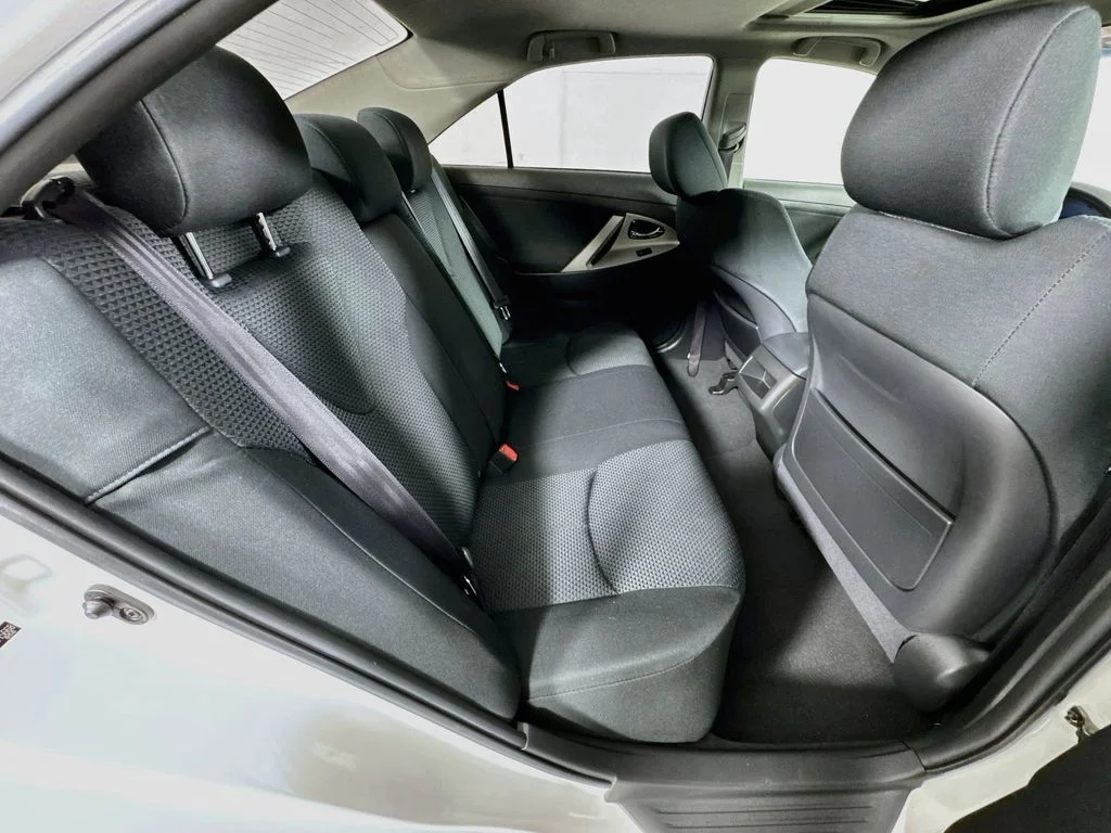 Used 2010 White Toyota LE image 30