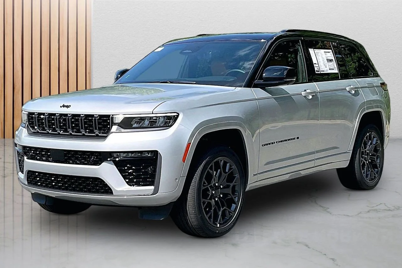New 2026 Silver Zynith Exterior Paint Jeep Summit image 4