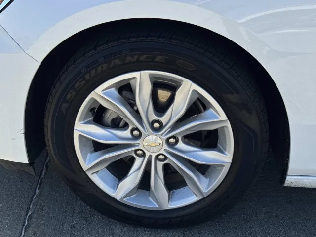 Used 2025 White Chevrolet LT image 9