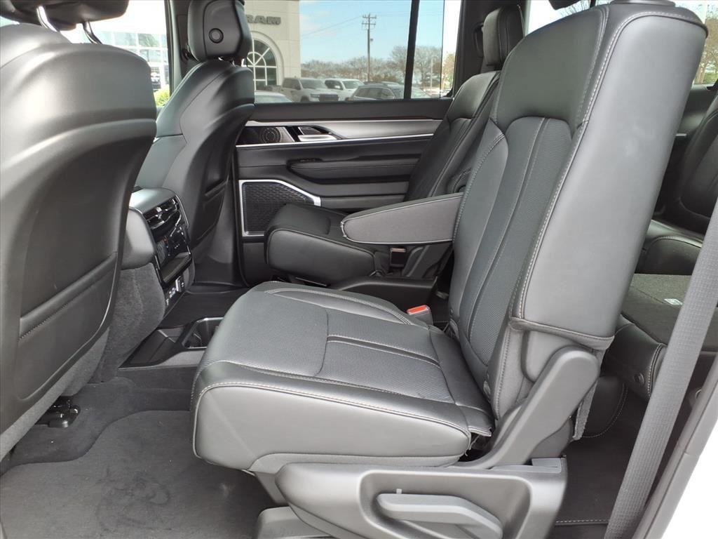 2025 Jeep Wagoneer L Series II - Photo 24