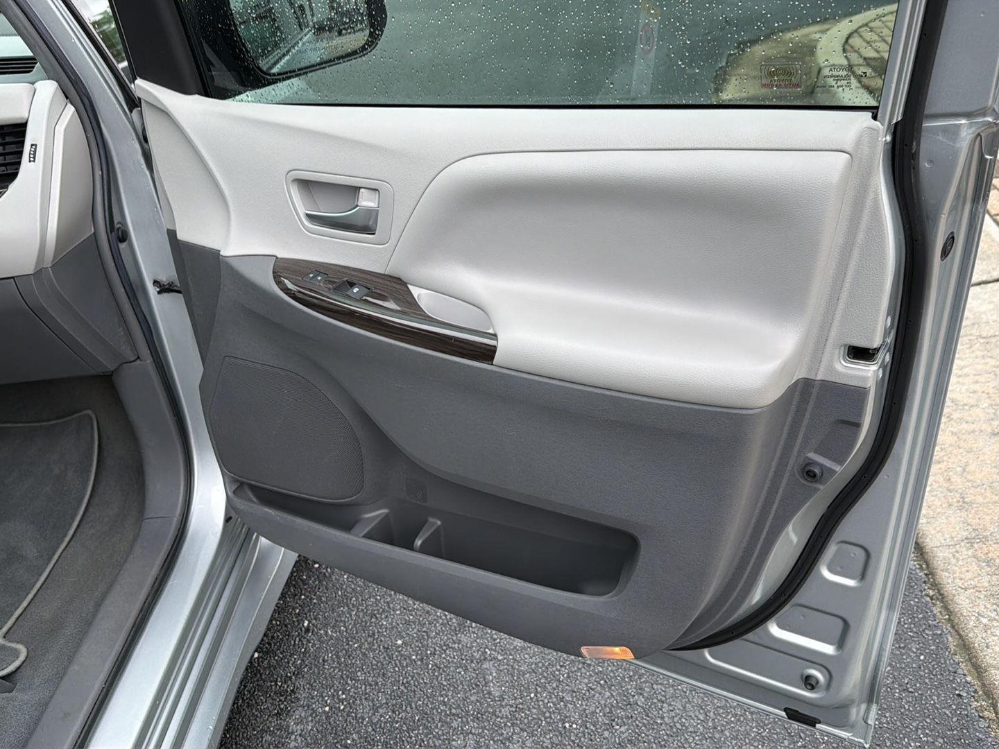 Used 2019 Celestial Silver Metallic Toyota XLE Premium 8-Passenger image 15