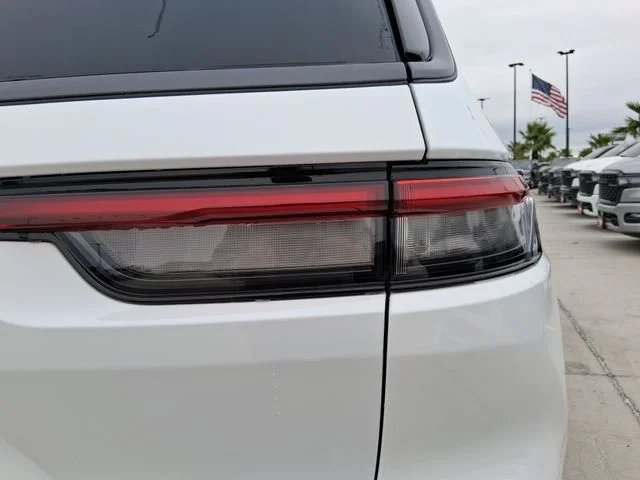 New 2026 Bright White Clear-Coat Exterior Paint Jeep Altitude image 10