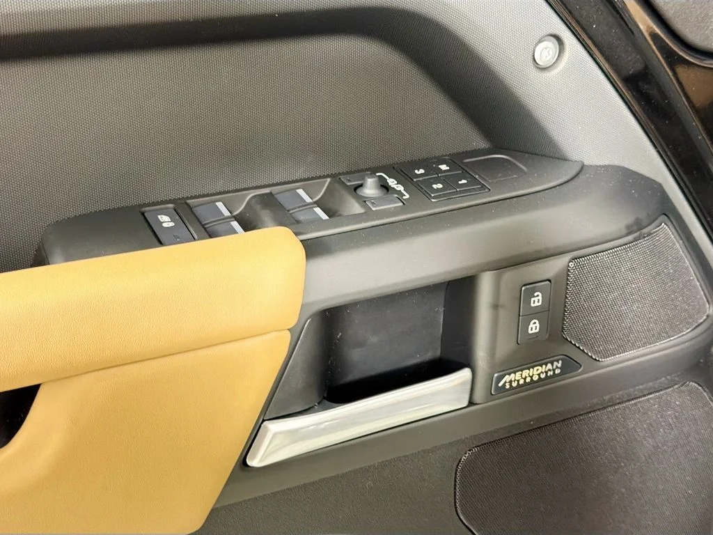 New 2026 Santorini Black Metallic Land Rover X-Dynamic SE image 18