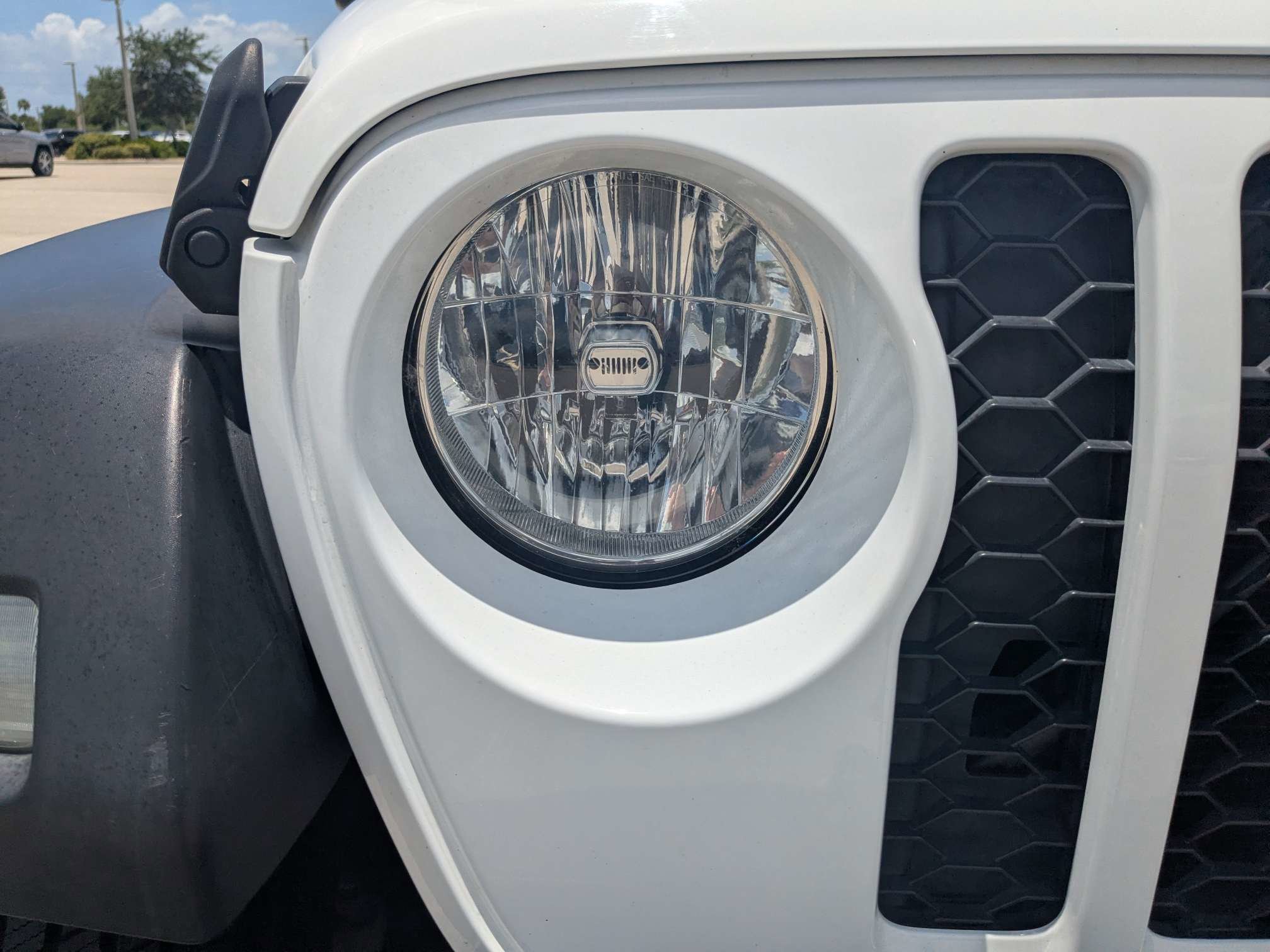 Used 2020 Bright White Clearcoat Jeep Sport S image 10