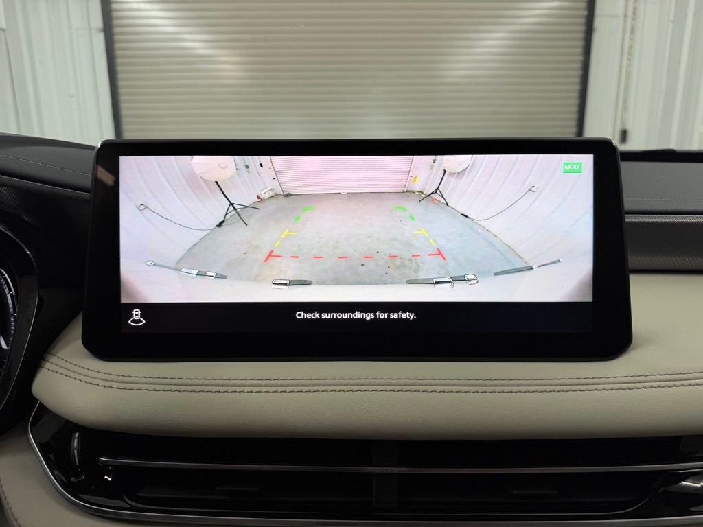 Used 2023 White INFINITI LUXE image 16